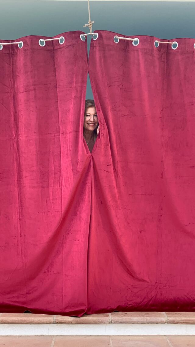 Compartimos un pequeño resumen de la obra final de curso de nuestro Grupo de Teatro Inclusivo. L@s niñ@s representaron la obra adaptada por ell@s mism@s de “El cocodrilo al que no le gustaba el agua”. Por segundo año, Maribel, nuestra profesora de Teatro ha conseguido crear un grupo inclusivo dónde la diversión y el compañerismo han sido los protagonistas. 
Siempre dándole un papel principal a la idea de que tod@s y cada un@ de l@s niñ@s siempre, pueden aportar algo sorprendente 💫

Muchísimas gracias a Maribel por el cariño con el que hace todo en la Casa y muchísimas gracias a los papás y mamás por@comprometeros tanto con el grupo ❤️ Y muchísimas felicidades a l@s magnific@s actores y actrices por hacer un trabajo tan espectacular 🙌🏼

Este programa y todos los programas de #CasaAngeles son posibles gracias a @globalgiftfoundation y su fundadora @mariarbravo , a vuestra colaboración con donaciones y a el apoyo de empresas y empresarios solidarios y comprometidos con nuestro proyecto como @zazoumarbella @mamzelmarbella y @notablumarbella 

Gracias a @miuc_university por ofrecernos su parking para que las familias puedan tener un acceso más fácil a nuestro centro.

Gracias @ayuntamientomarbella que subvencionar parte de los gastos corrientes de #CasaAngeles 

¡Muchísimas gracias a tod@s!
❤️🏡❤️

#CasaAngeles
#CasaGlobalGift 
#GlobalGiftFoundation
#Marbella
#KidsMarbella 
#MarbellaKids
#MarbellaEnFamilia
#MarbellaFamily
#Inclusion 
#MarbellaInclusiva
#TalleresInclusivos