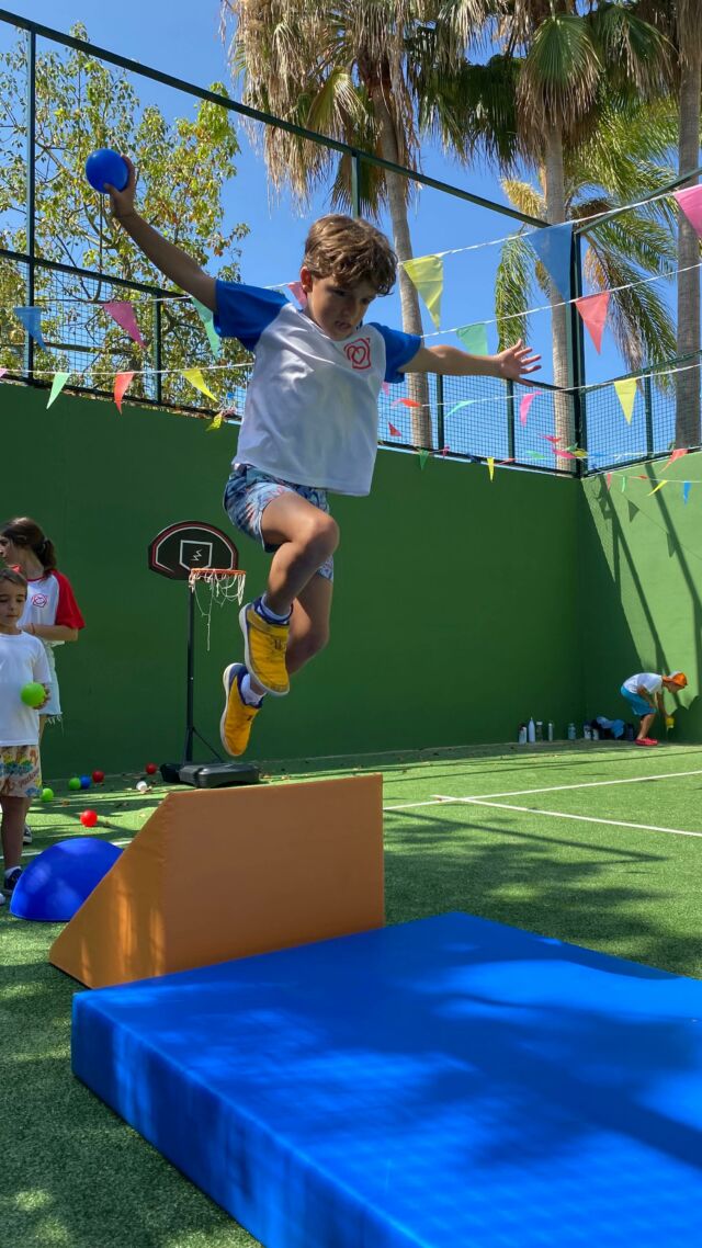 ¡Menuda súper 1a semana de Campamento hemos vivido en #CasaAngeles ! ❤️🏡❤️

Compartimos con vosotr@s un breve resumen de las actividades deportivas 🤾‍♀️ y acuáticas 💦 que nos han organizado nuestros súper monitores Santi y Jan, como veréis, l@s niñ@s se lo han pasado PIPA 🙌🏼

Nos hubiera gustado poder hacer un resumen de todas las áreas en un solo vídeo (nos falta arte 🎨 y música/teatro 🎭 pero es IMPOSIBLE por la cantidad de actividades que tenemos, lo bien que nos lo pasamos y l@s maravillos@s reporter@s que estamos teniendo en el campamento… ¡Tenemos contenido para rato! Así que pronto compartiremos vídeos con el resumen de las demás actividades. Mientras tanto, seguimos con nuestro campamento arrancando la segunda semana por todo lo alto. 

¡Muchísimas gracias a todas las familias por confiar en nosotr@s! Y millones de gracias a tod@s l@s voluntari@s y a l@s maravillos@s monitores por darlo TODO cada día ❤️

Este programa y todos los programas de #CasaAngeles son posibles gracias a @globalgiftfoundation y su fundadora @mariarbravo , a vuestra colaboración con donaciones y a el apoyo de empresas y empresarios solidarios y comprometidos con nuestro proyecto como @zazoumarbella @mamzelmarbella y @notablumarbella 

Gracias a @miuc_university por ofrecernos su parking para que las familias puedan tener un acceso más fácil a nuestro centro.

Gracias @ayuntamientomarbella que subvencionar parte de los gastos corrientes de #CasaAngeles 

¡Muchísimas gracias a tod@s!
❤️🏡❤️

#CasaAngeles
#CasaGlobalGift 
#GlobalGiftFoundation
#Marbella
#KidsMarbella 
#MarbellaKids
#MarbellaEnFamilia
#MarbellaFamily
#Inclusion 
#MarbellaInclusiva
#TalleresInclusivos