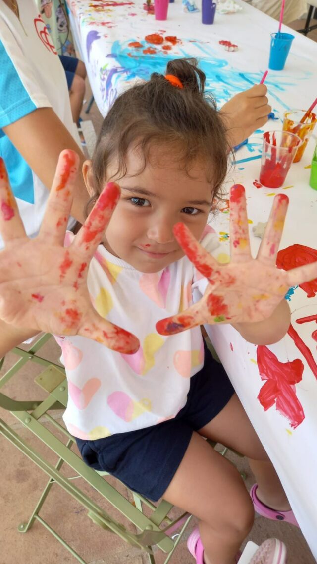 Y así nos lo pasamos durante la 2a semana de #CampamentoInclusivo de #CasaAngeles con las actividades que nos preparó nuestra querida Maribel en Arte 🎨
Cómo veis, dejamos volar nuestra creatividad, trabajamos en equipo, experimentamos con colores y texturas y… si, también nos manchamos un poco 😅
Pero sobretodo ¡Nos lo pasamos pipa!
Gracias Maribel y a tod@s l@s monitores y voluntari@s por hacerlo posible 💫

Este programa y todos los programas de #CasaAngeles son posibles gracias a @globalgiftfoundation y su fundadora @mariarbravo , a vuestra colaboración con donaciones y a el apoyo de empresas y empresarios solidarios y comprometidos con nuestro proyecto como @zazoumarbella @mamzelmarbella y @notablumarbella 

Gracias a @miuc por ofrecernos su parking para que las familias puedan tener un acceso más fácil a nuestro centro.

Gracias @ayuntamientomarbella que subvencionar parte de los gastos corrientes de #CasaAngeles 

¡Muchísimas gracias a tod@s!
❤️🏡❤️

#CasaAngeles
#CasaGlobalGift 
#GlobalGiftFoundation
#Marbella
#KidsMarbella 
#MarbellaKids
#MarbellaEnFamilia
#MarbellaFamily
#Inclusion 
#MarbellaInclusiva
#TalleresInclusivos