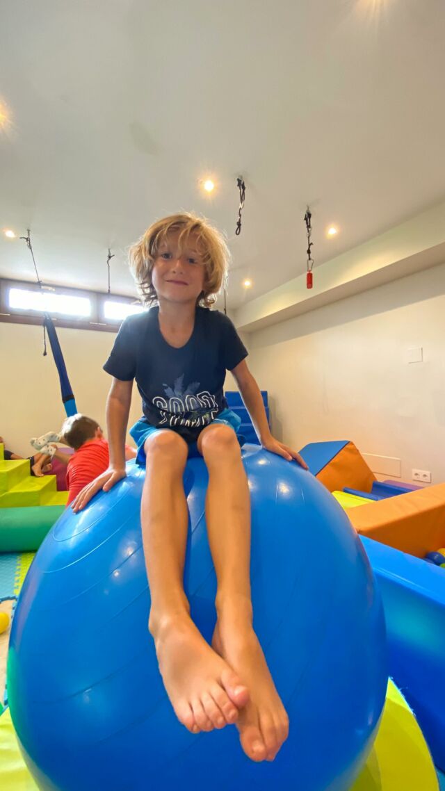 Y es que en #CasaAngeles somos un@s SUERTUD@S🍀 cuando hace demasiado calor para estar fuera 🥵tenemos a Jan, nuestro monitor de deporte que nos prepara actividades súper divertidas dentro de la Casa, porque si, tenemos mucha suerte de poder disponer de los espacios interiores que tiene la casa y de toda su equipación… Como veis, durante la 2a semana de #CampamentoInclusivo ¡no paramos!

¡Muchísimas gracias a tod@s l@s monitores por poner en marcha todo vuestro ingenio para conseguir que cada semana sea mejor! 

Y millones de gracias a tod@s l@s súper voluntari@s por ayudarnos y comprometeros tanto con #CasaAngeles ❤️🏡❤️

Este programa y todos los programas de #CasaAngeles son posibles gracias a @globalgiftfoundation y su fundadora @mariarbravo , a vuestra colaboración con donaciones y a el apoyo de empresas y empresarios solidarios y comprometidos con nuestro proyecto como @zazoumarbella @mamzelmarbella y @notablumarbella 

Gracias a @miuc_university por ofrecernos su parking para que las familias puedan tener un acceso más fácil a nuestro centro.

Gracias @ayuntamientomarbella que subvencionar parte de los gastos corrientes de #CasaAngeles 

¡Muchísimas gracias a tod@s!
❤️🏡❤️

#CasaAngeles
#CasaGlobalGift 
#GlobalGiftFoundation
#Marbella
#KidsMarbella 
#MarbellaKids
#MarbellaEnFamilia
#MarbellaFamily
#Inclusion 
#MarbellaInclusiva
#TalleresInclusivos