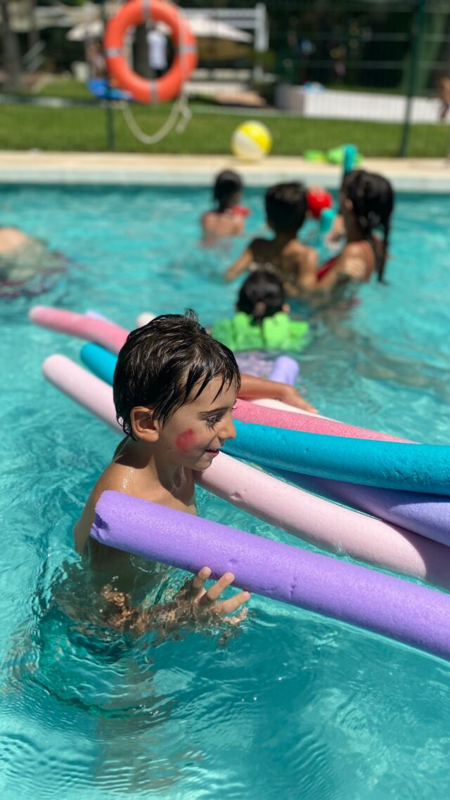 ☀️ Y de todos estos rayos de sol hemos disfrutado durante el #CampamentoInclusivo de Casa Ángeles ❤️

Tenemos la suerte de tener unas zonas exteriores maravillosas que han dado mucho juego a l@s montitores y aún más a l@s niñ@s.

Han explorado cada esquina, han hecho deporte, jugado, nadado, bailado, mojado, investigado, regado… y en definitiva, se lo han pasado ¡PIPA! 

Estos días, sin duda, #CasaAngeles se siente más vacía, pero no os preocupéis que estamos trabajando para que en breve tengáis disponible la programación para el año escolar que viene.

¡Nos vemos pronto!
❤️🏡❤️

Este programa y todos los programas de #CasaAngeles son posibles gracias a @globalgiftfoundation y su fundadora @mariarbravo , a vuestra colaboración con donaciones y a el apoyo de empresas y empresarios solidarios y comprometidos con nuestro proyecto como @zazoumarbella @mamzelmarbella y @notablumarbella 

Gracias a @miuc_university por ofrecernos su parking para que las familias puedan tener un acceso más fácil a nuestro centro.

Gracias @ayuntamientomarbella que subvencionar parte de los gastos corrientes de #CasaAngeles 

¡Muchísimas gracias a tod@s!
❤️🏡❤️

#CasaAngeles
#CasaGlobalGift 
#GlobalGiftFoundation
#Marbella
#KidsMarbella 
#MarbellaKids
#MarbellaEnFamilia
#MarbellaFamily
#Inclusion 
#MarbellaInclusiva
#TalleresInclusivos