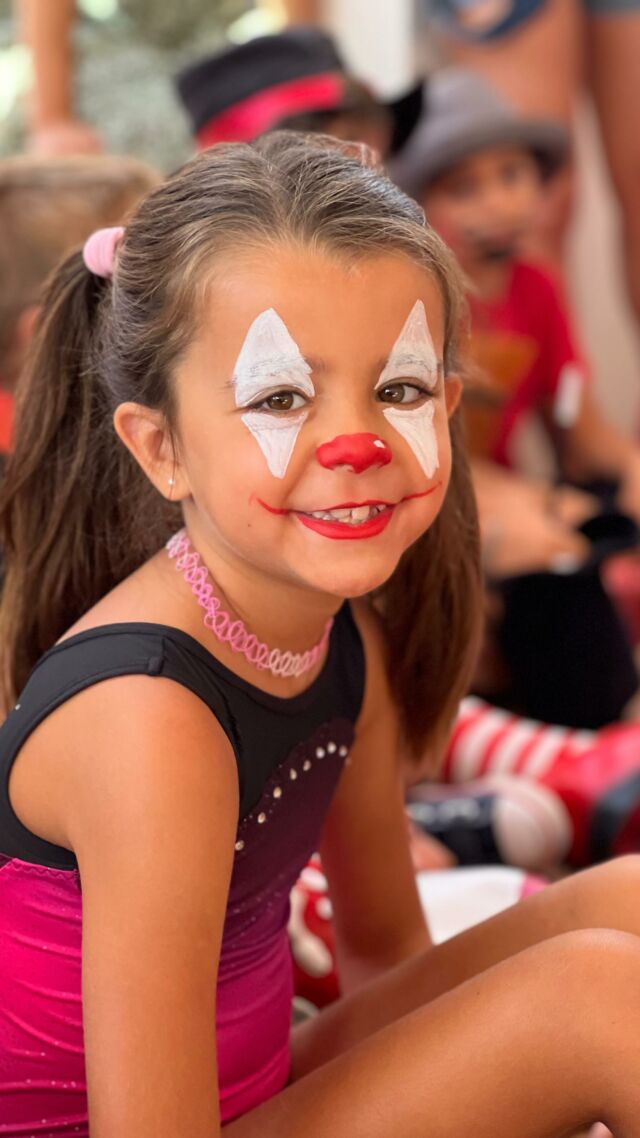 Pues si, este fue nuestro “Greatest Show” tod@s tuvimos la piel de gallina desde el principio hasta el final… Y es que vimos crecer, en tan sólo un mes, a niñ@s y monitores ❤️
Durante nuestro #CampamentoInclusivo crecieron las amistades, la comprensión, la paciencia, los aprendizajes y sobretodo creció el sentimiento de que tod@s somos un@ y que si tod@s ponemos de nuestra parte, tod@s podemos tener un papel importante en nuestra sociedad.

Esperamos que esta semillita 🌱 que hemos plantado en cada un@ de los que han visitado nuestro campamento (niñ@s y adultos) crezca y entre tod@s consigamos una sociedad más #Inclusiva 
❤️💙💜💛🖤💚🧡🤍🤎💖

Este programa y todos los programas de #CasaAngeles son posibles gracias a @globalgiftfoundation y su fundadora @mariarbravo , a vuestra colaboración con donaciones y a el apoyo de empresas y empresarios solidarios y comprometidos con nuestro proyecto como @zazoumarbella @mamzelmarbella y @notablumarbella 

Gracias a @miuc_university por ofrecernos su parking para que las familias puedan tener un acceso más fácil a nuestro centro.

Gracias @ayuntamientomarbella que subvencionar parte de los gastos corrientes de #CasaAngeles 

¡Muchísimas gracias a tod@s!
❤️🏡❤️

#CasaAngeles
#CasaGlobalGift 
#GlobalGiftFoundation
#Marbella
#KidsMarbella 
#MarbellaKids
#MarbellaEnFamilia
#MarbellaFamily
#Inclusion 
#MarbellaInclusiva
#TalleresInclusivos